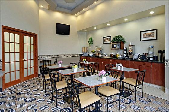 Comfort Inn & Suites South YYC Restaurant foto